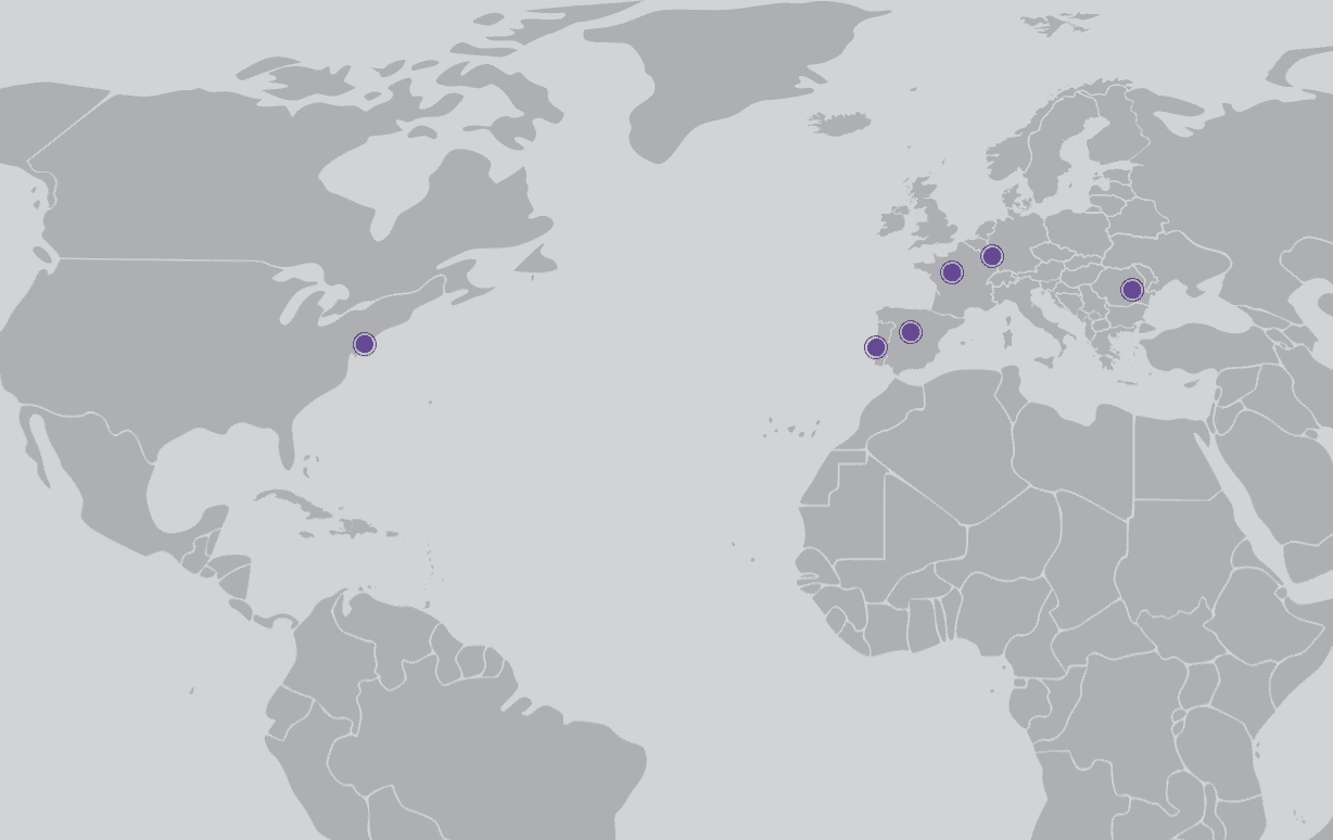 carte du monde en noir et blanc avec 6 points violets qui représentent les implantations d’HN Services.